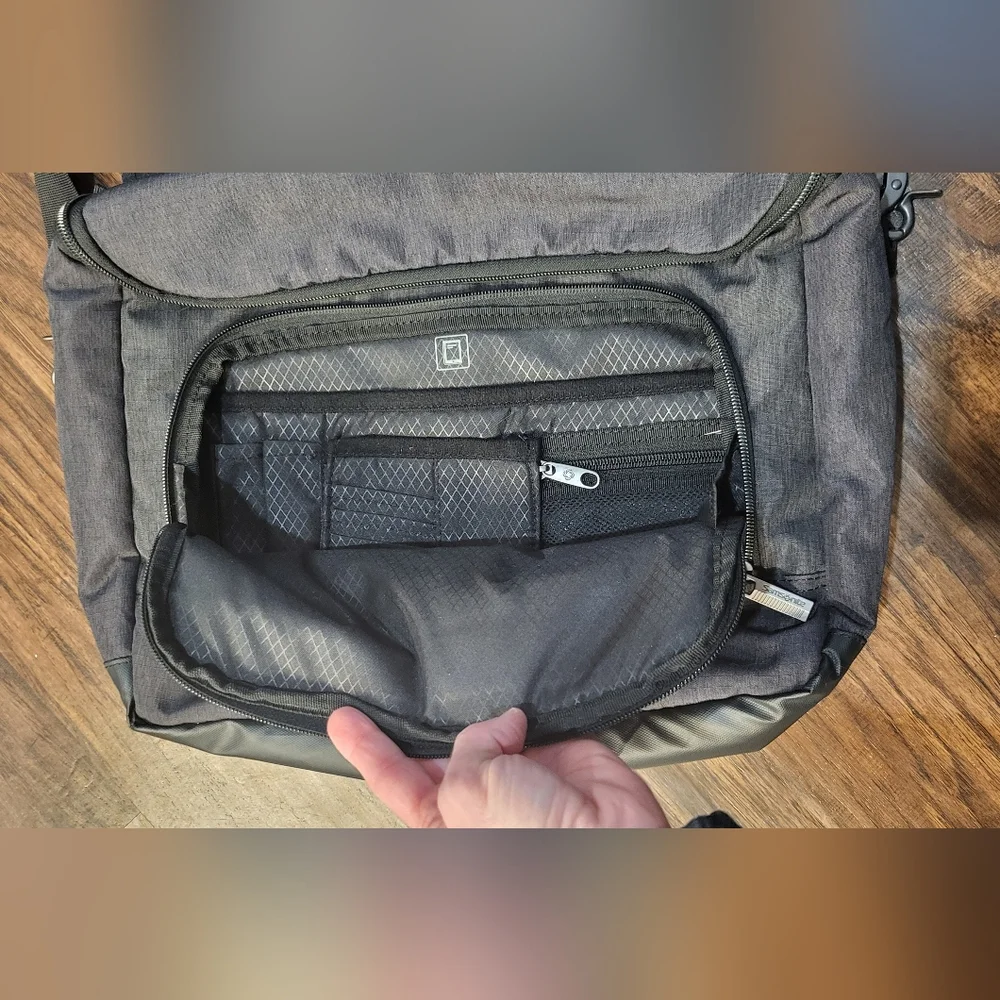 Samsonite Modern Utility Laptop Messenger Bag Commuter College Crossbody